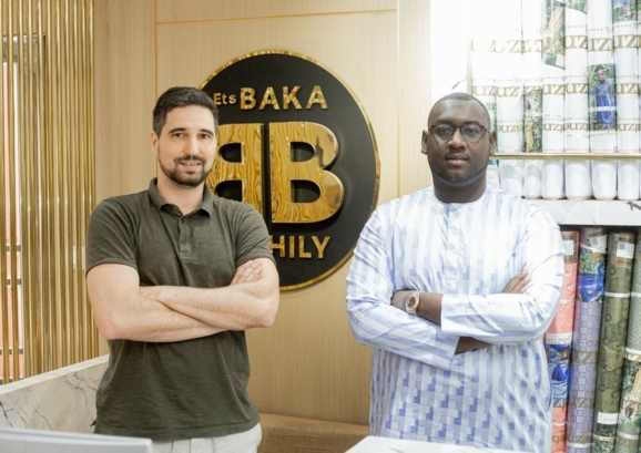 Tobias König, Geschäftsleiter Business Unit Africa, mit Baka Bathily in der Boutique am ACI 2000.