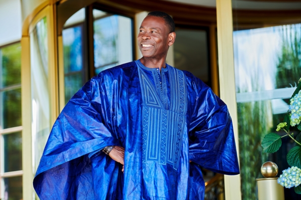 Mann in blauem Grand Boubou