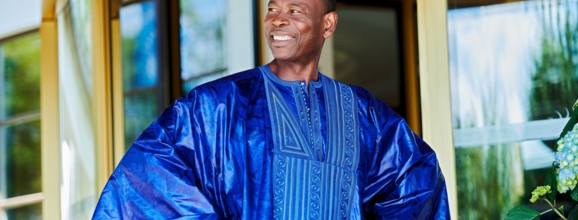 Mann in blauem Grand Boubou