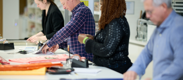 Mitarbeiter der Boutique am Arbeiten